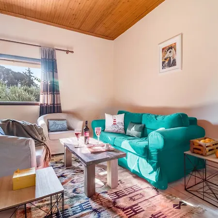 Semesterbostad Herakles House - Close To Ancient Sites Near Nafplio. Spacious. Equipped For All-year-round Comfort.