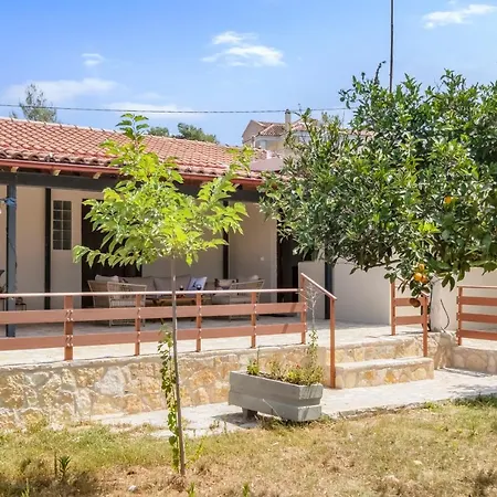 펜션 Herakles House - Close To Ancient Sites Near Nafplio. Spacious. Equipped For All-year-round Comfort.