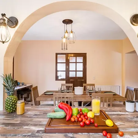 펜션 Herakles House - Close To Ancient Sites Near Nafplio. Spacious. Equipped For All-year-round Comfort.